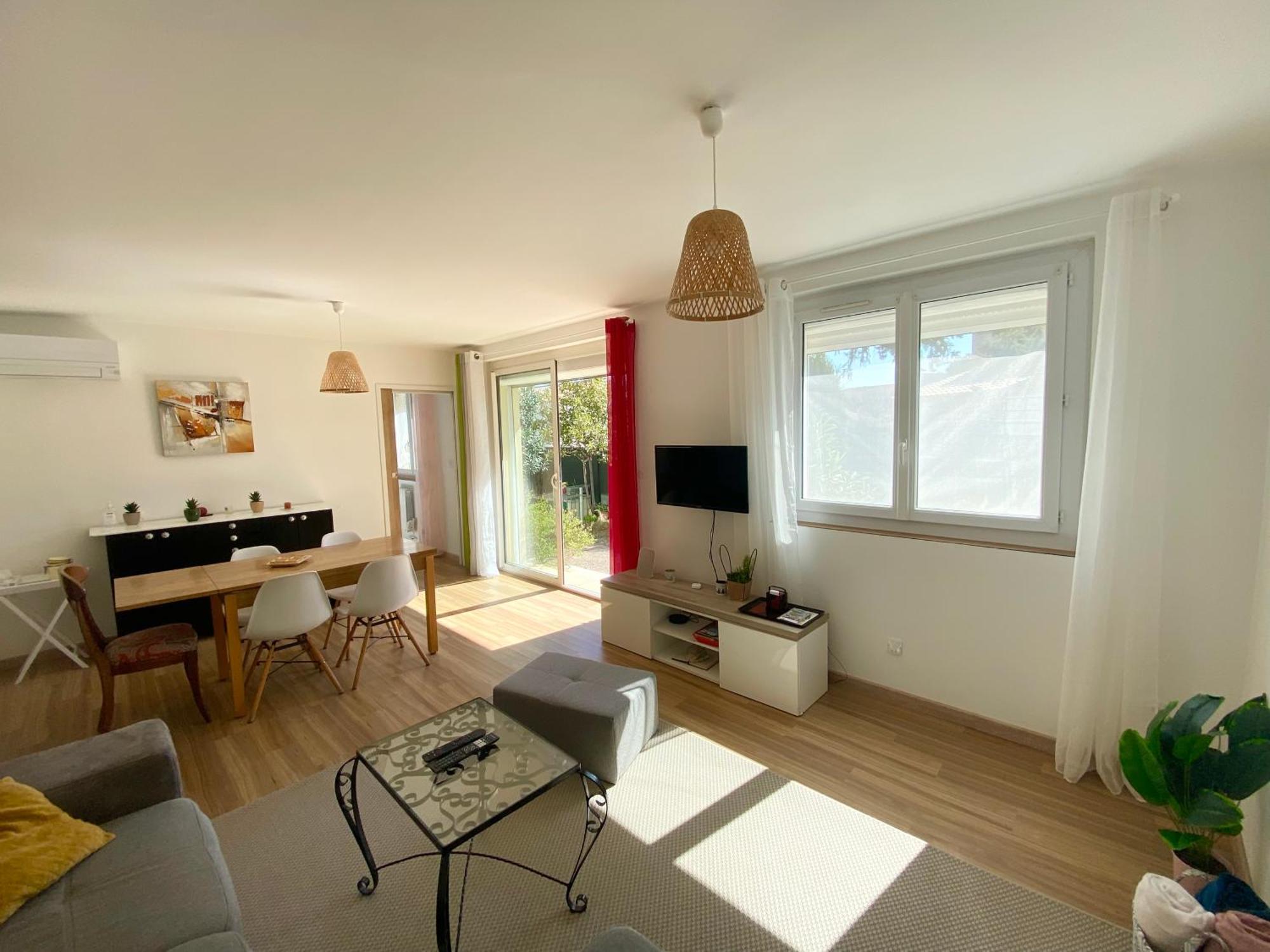 F4 Ideal Pro Ou Famille, 80 M2 Rdc Avec Jardin&terrasse Prives, Parking Gratuit, Calme, Wifi Free Pop, Clim Reversible, Balancelle, Transats, Bbq, Dans Petit Batiment, 15 Min De La Et Base Navale, 10 Min De La Gare Sncf Et Routiere Toulon
