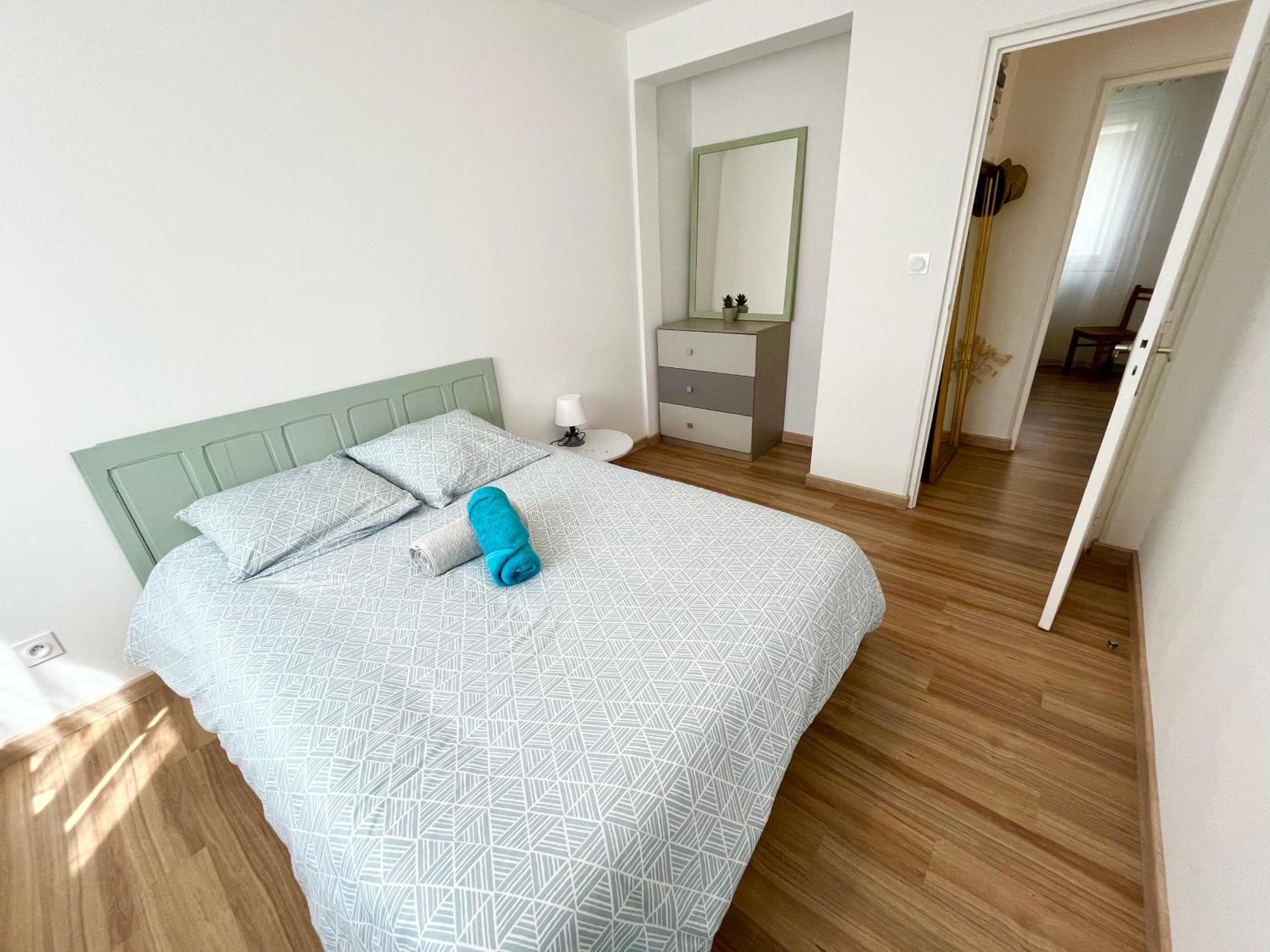 Appartement F4 Ideal Pro Ou Famille, 80 M2 Rdc Avec Jardin&terrasse Prives, Parking Gratuit, Calme, Wifi Free Pop, Clim Reversible, Balancelle, Transats, Bbq, Dans Petit Batiment, 15 Min De La Et Base Navale, 10 Min De La Gare Sncf Et Routiere Toulon