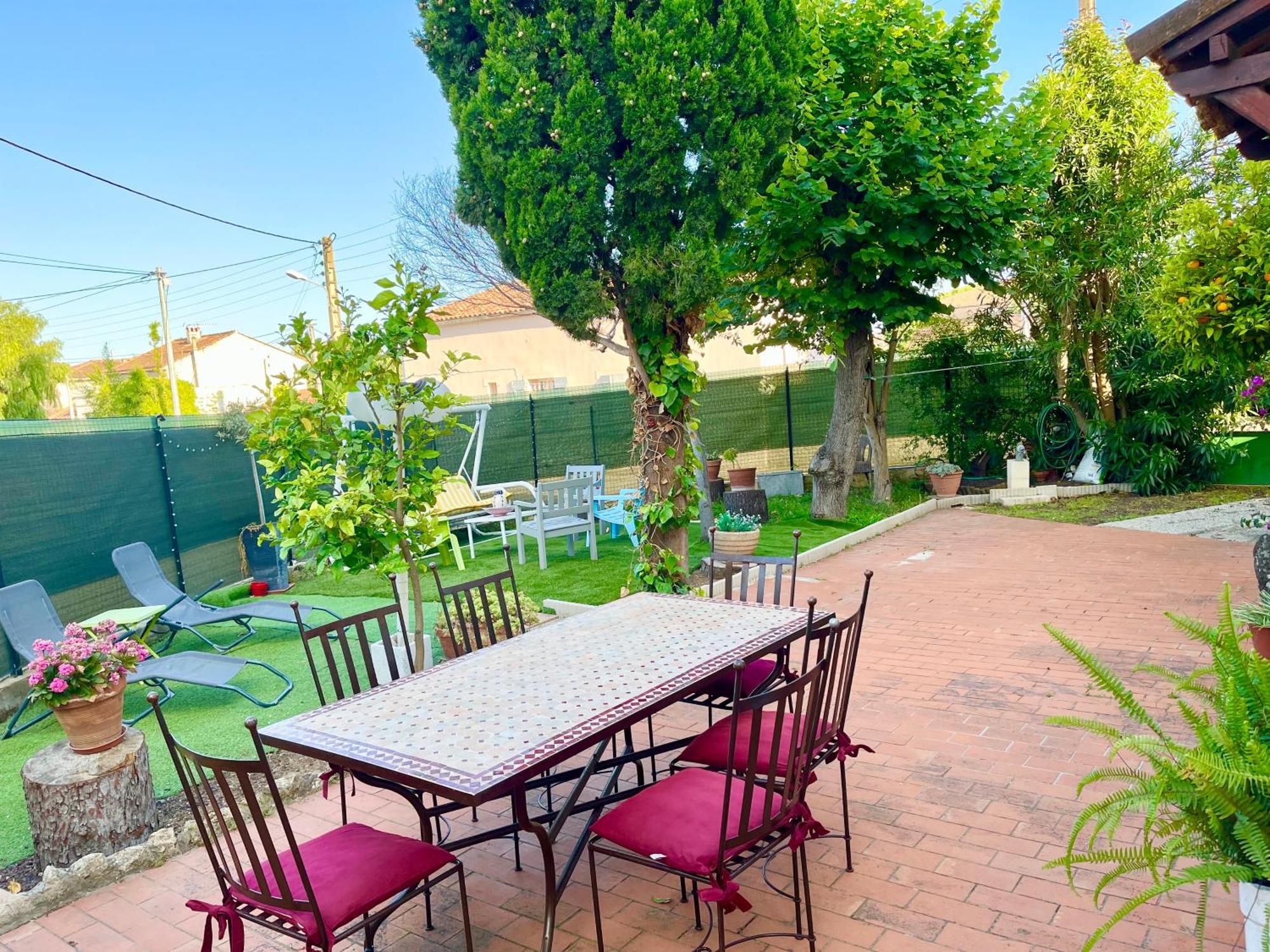F4 Ideal Pro Ou Famille, 80 M2 Rdc Avec Jardin&terrasse Prives, Parking Gratuit, Calme, Wifi Free Pop, Clim Reversible, Balancelle, Transats, Bbq, Dans Petit Batiment, 15 Min De La Et Base Navale, 10 Min De La Gare Sncf Et Routiere Appartement